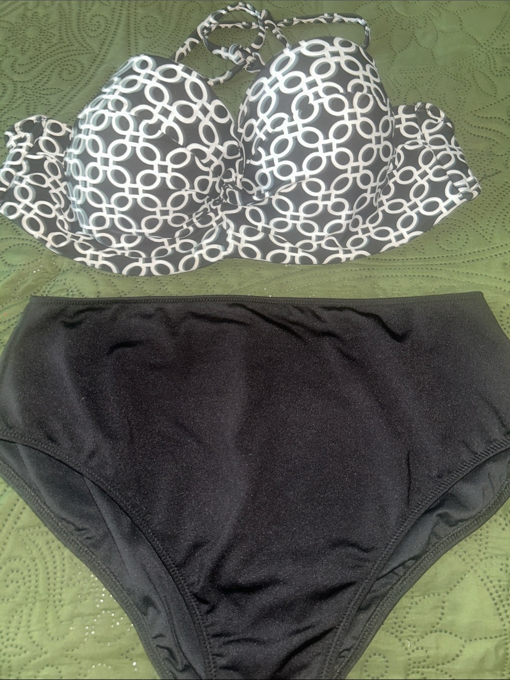 Black & White like new Geometric Bikini Set size 12/14